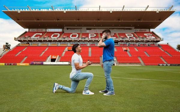 Josh Cavallo pediu o namorado em casamento no estádio do Adelaide United, da Austrália