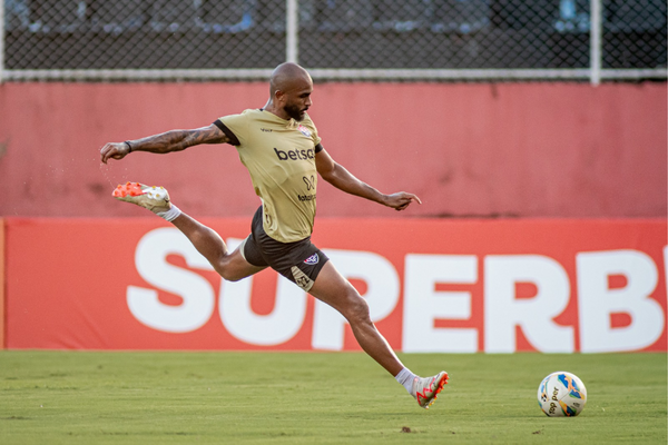 O lateral PK deve começar entre os titulares na partida deste domingo (17)