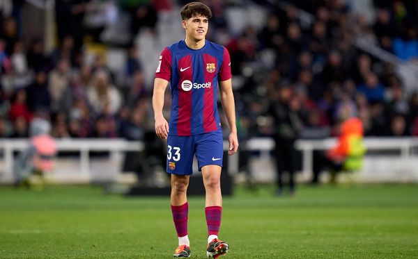 Pau Cubarsí, zagueiro de apenas 17 anos do Barcelona, está entre os convocados