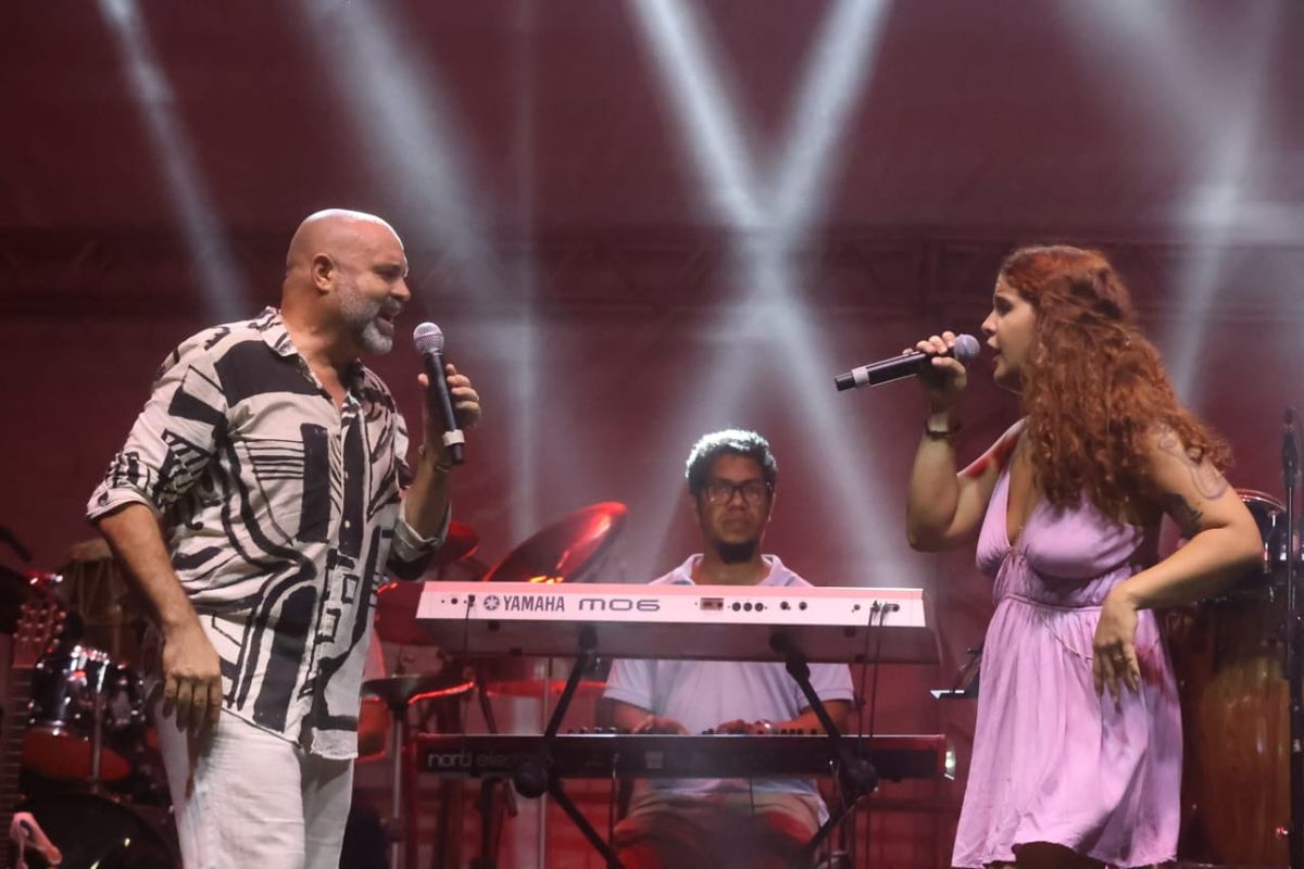 Alexandre Leão canta com a filha Paty