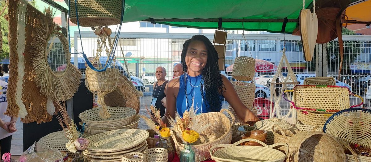 Gerente da Fábrica de Artes, Adriele Boa Morte, afirma que chega a vender mais de 500 peças por mês