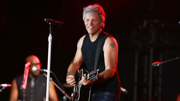 Jon Bon Jovi volta aos palcos após cirurgia e anuncia turnê mundial: 'Estou pronto'