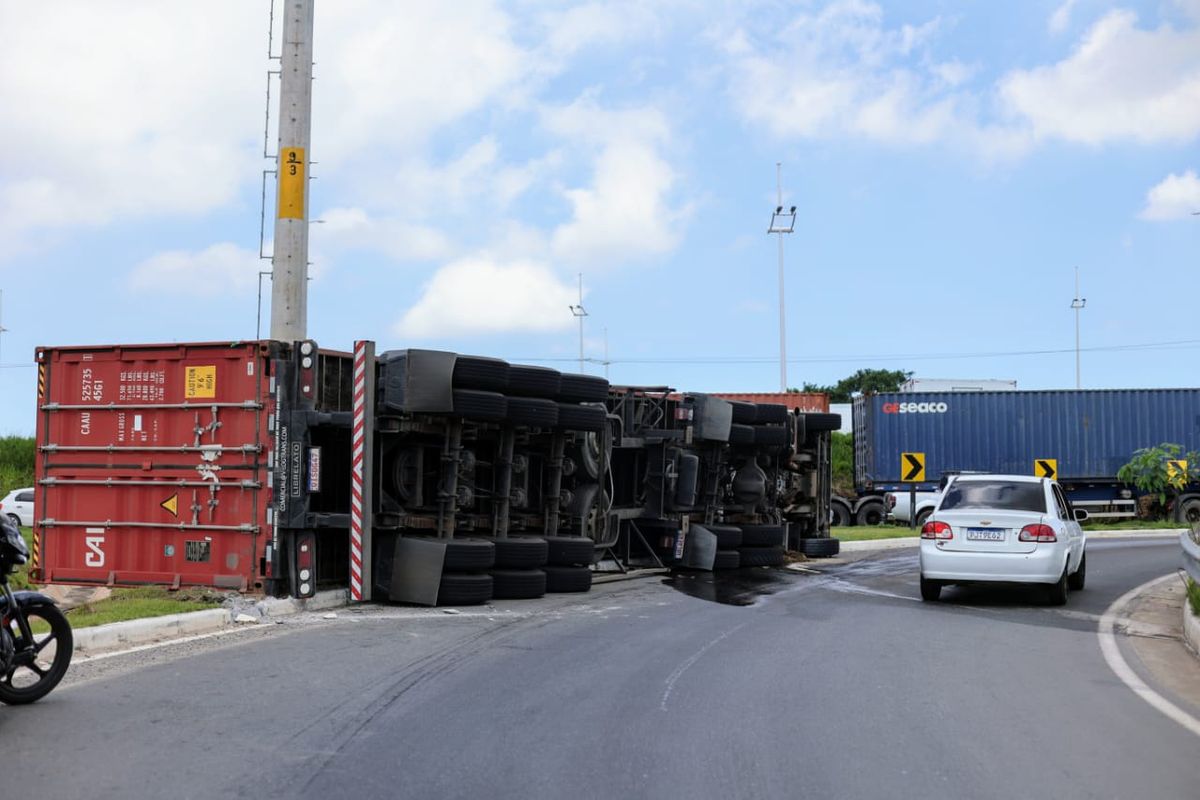 Carreta tombada na BR-324