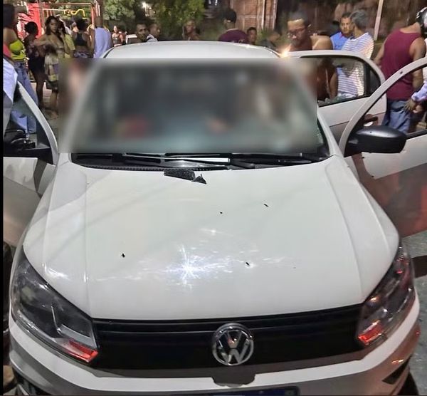 Carro ficou com marcas de tiros