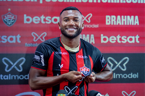 Luan Santos foi apresentado oficialmente pelo Vitória