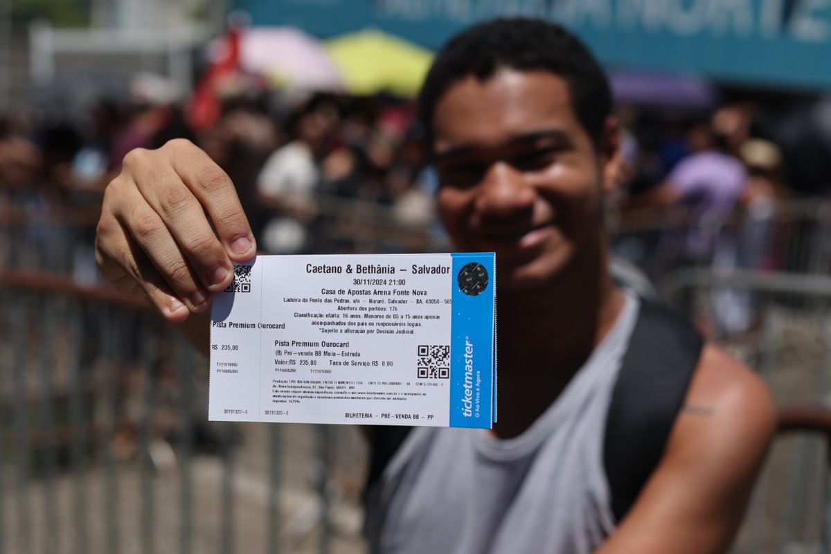 Pré-venda da turnê Caetano & Bethânia forma fila com horas de espera e deixa fãs com a cara no sol