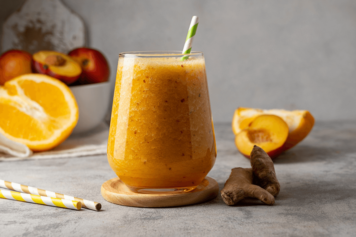 [Edicase]Suco de pêssego com gengibre (Imagem: Erhan Inga | Shutterstock) por  
