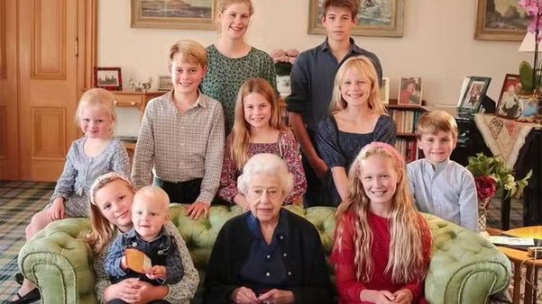 Foto da rainha Elizabeth II com netos também foi manipulada digitalmente, diz agência