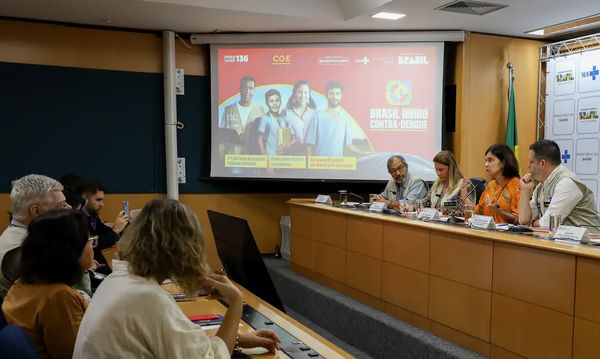 A ministra da Saúde, Nísia Trindade, durante entrevista coletiva 