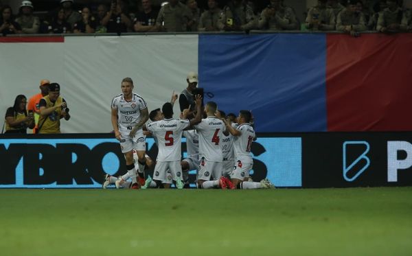Jogadores do Vitória comemoram após Alerrandro abrir o placar na Fonte Nova