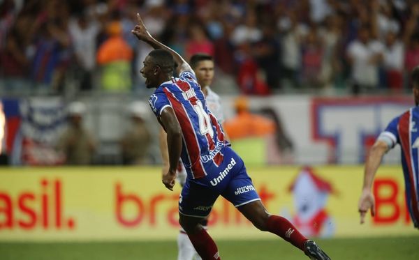 Kanu comemora após marcar o gol da virada do Bahia sobre o Vitória