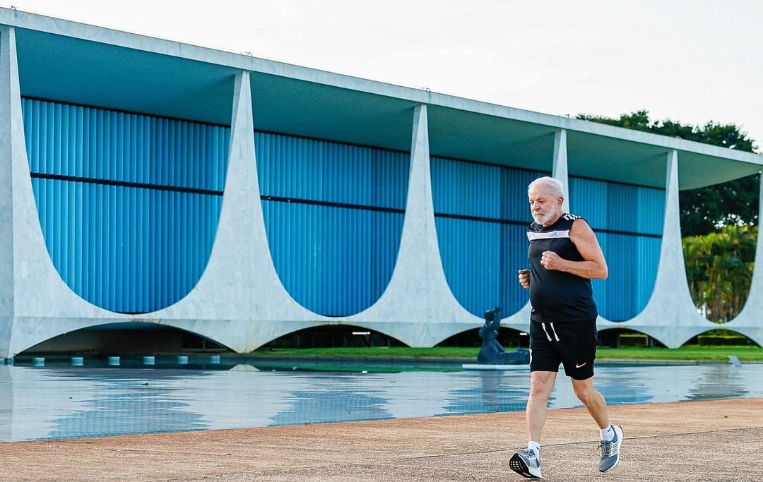 Jornal Correio | Lula corre no Alvorada com short do Corinthians e diz querer chegar aos 120 anos