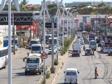 Imagem - Homens armados bloqueiam vias e fazem arrastões no bairro de São Cristóvão