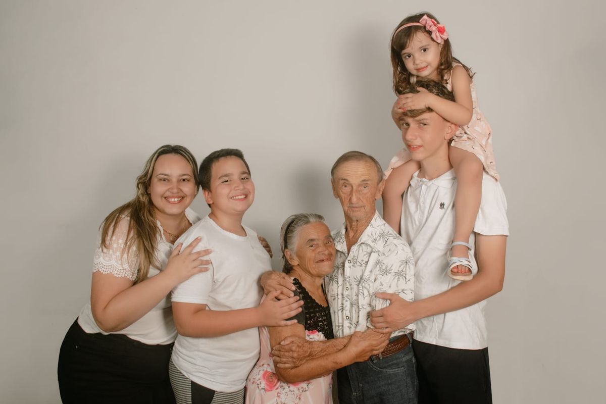Diagnosticada com síndrome de Down aos 35 anos,   idosa de 70 anos é dona de casa e avó de três netos 