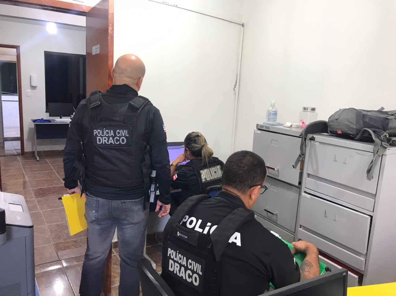 Policiais do Draco em ação por Divulgação/Polícia Civil