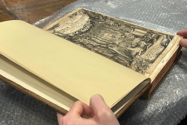 Um livro impresso em 1658 e furtado em 2008 foi encontrado pela PF em Londres