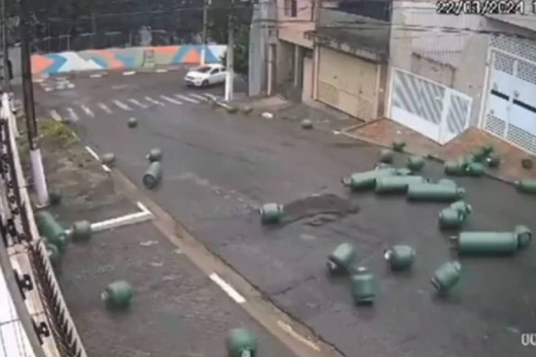 Os botijões desceram uma ladeira na cidade de Diadema, em São Paulo