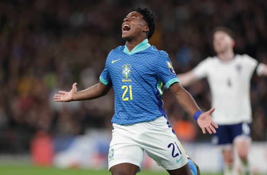Endrick comemora gol contra a Inglaterra por Rafael Ribeiro/CBF