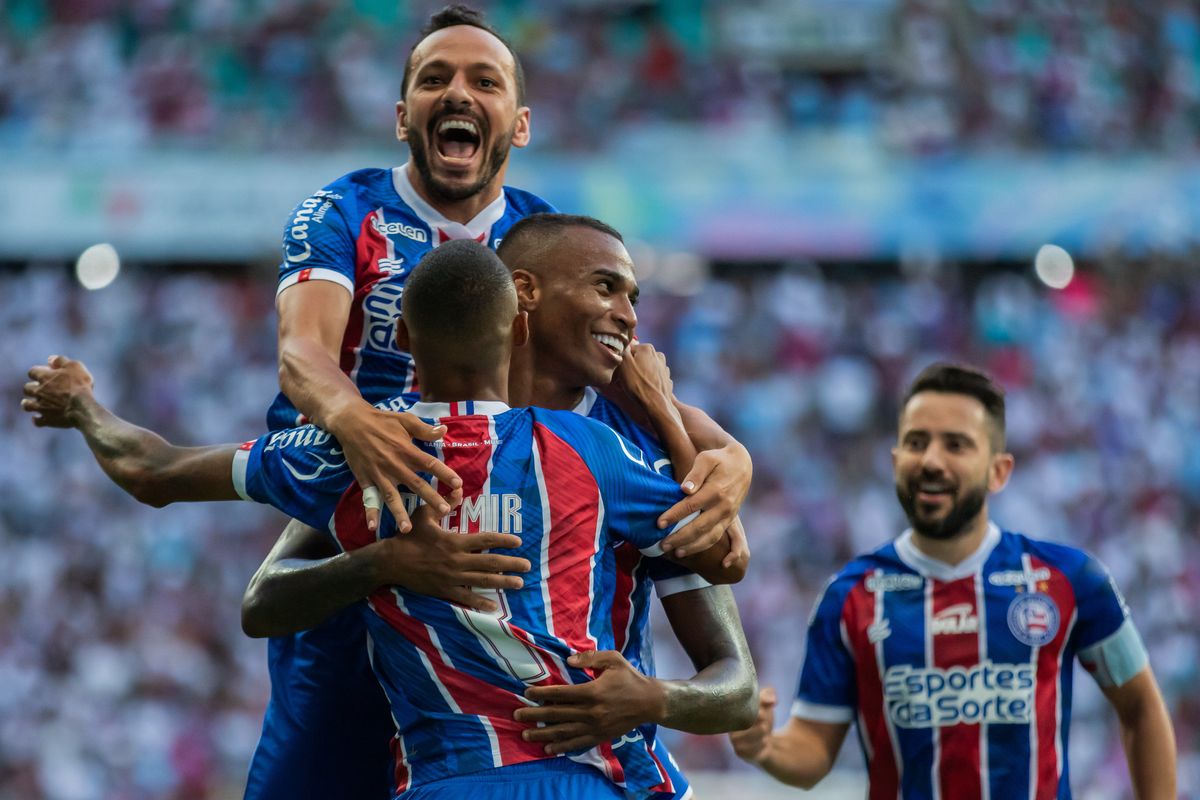 Jogadores do Bahia comemoram gol contra do Maranhão, na Fonte Nova