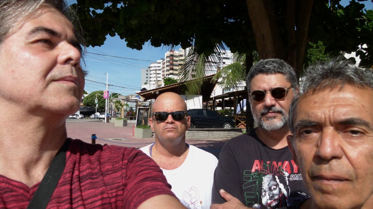 A Dever de Classe nasceu em 1984, no fim da ditadura. Hoje, é formada por Nêio (baixo), Mauro (bateria),  Iure (guitarra) e Willyams (vocal)