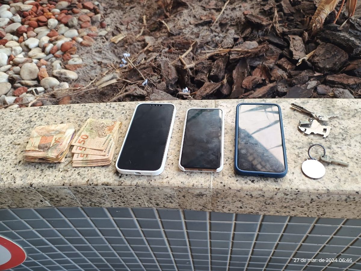 Dinheiro e celulares foram apreendidos com os homens