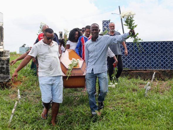 Imagem - 'Precisam pagar': família de homem morto no Corredor da Vitória pede justiça durante enterro