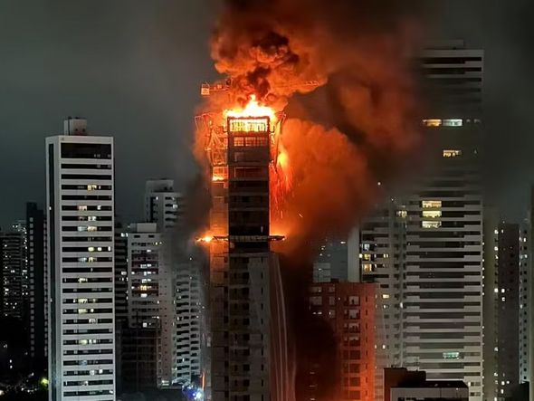 Imagem - Incêndio atinge prédio em construção no Recife; veja vídeos e fotos