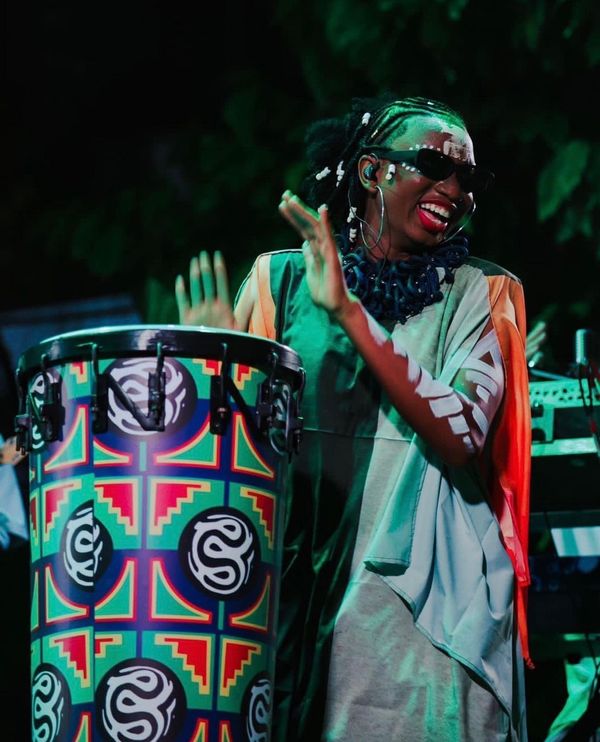 Alana Oliveira é multi-instrumentista e já  tocou ao lado de artistas como Carlinhos Brown, Saulo Fernandes e na Timbaladies e hoje faz parte da banda Àttooxxá