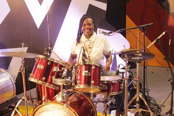Aline Santana é musicista, pesquisadora musical e professora de percussão e bateria