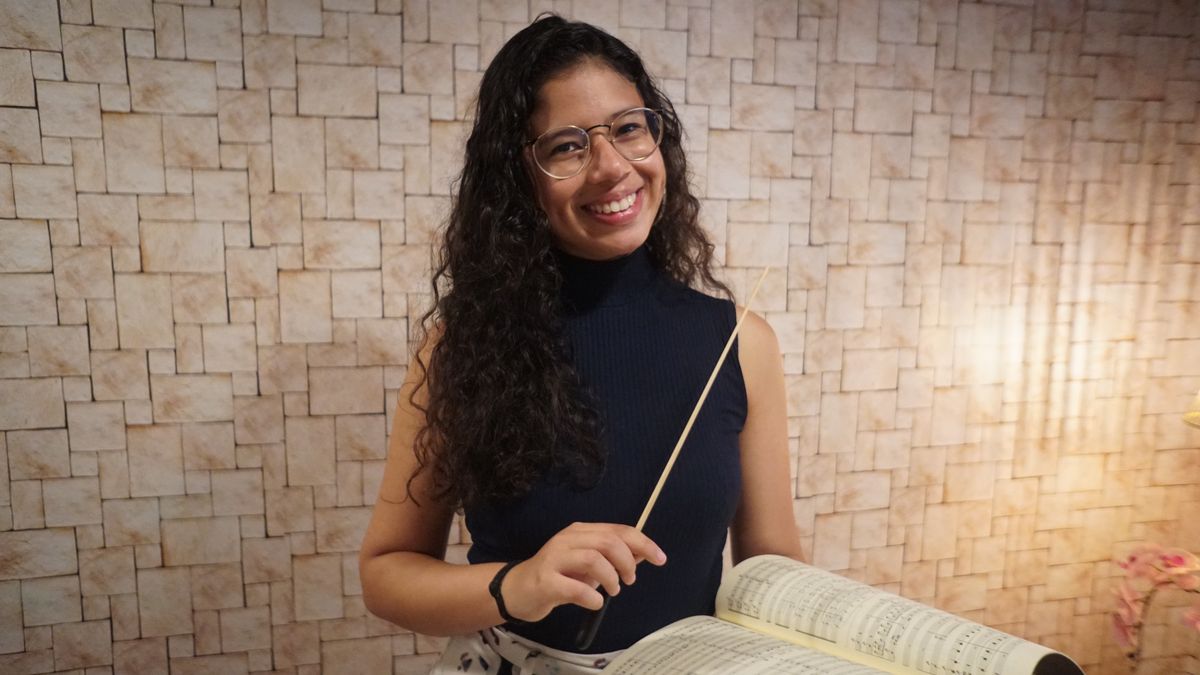 Bruna Dantas é professora de violino e regente assistente na Neojibá