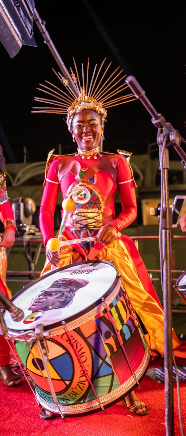 Carla Souza é uma das diretoras da Banda Didá e neta do mestre Neguinho do Samba