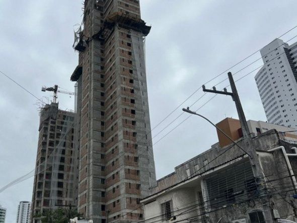 Imagem - Defesa Civil e Corpo de Bombeiros vistoriam prédio em costrução atingido por incêndio em Recife