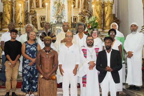 A cerimônia do lava-pés contou com a presença de 12 pessoas que representaram a diversidade étnica, religiosa, social e racial