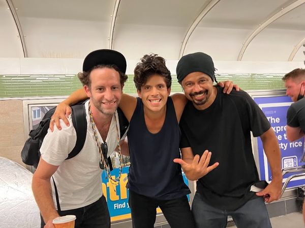Marivaldo dos Santos no set de gravações de 'Música', com o ator e diretor, Rudy Mancuso