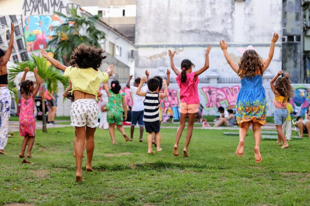 A primeira parte da aula foi um alongamento com todas as 15 crianças ao mesmo tempo