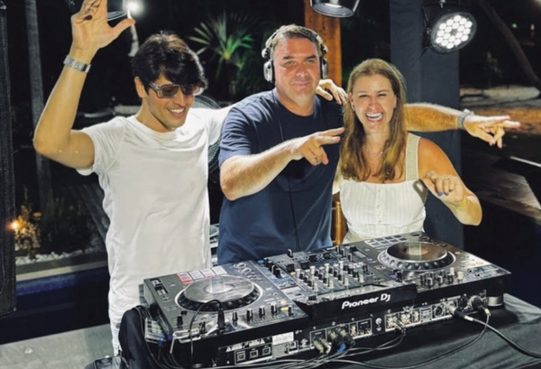 Flávio Bolsonaro e a esposa em uma festa com DJ