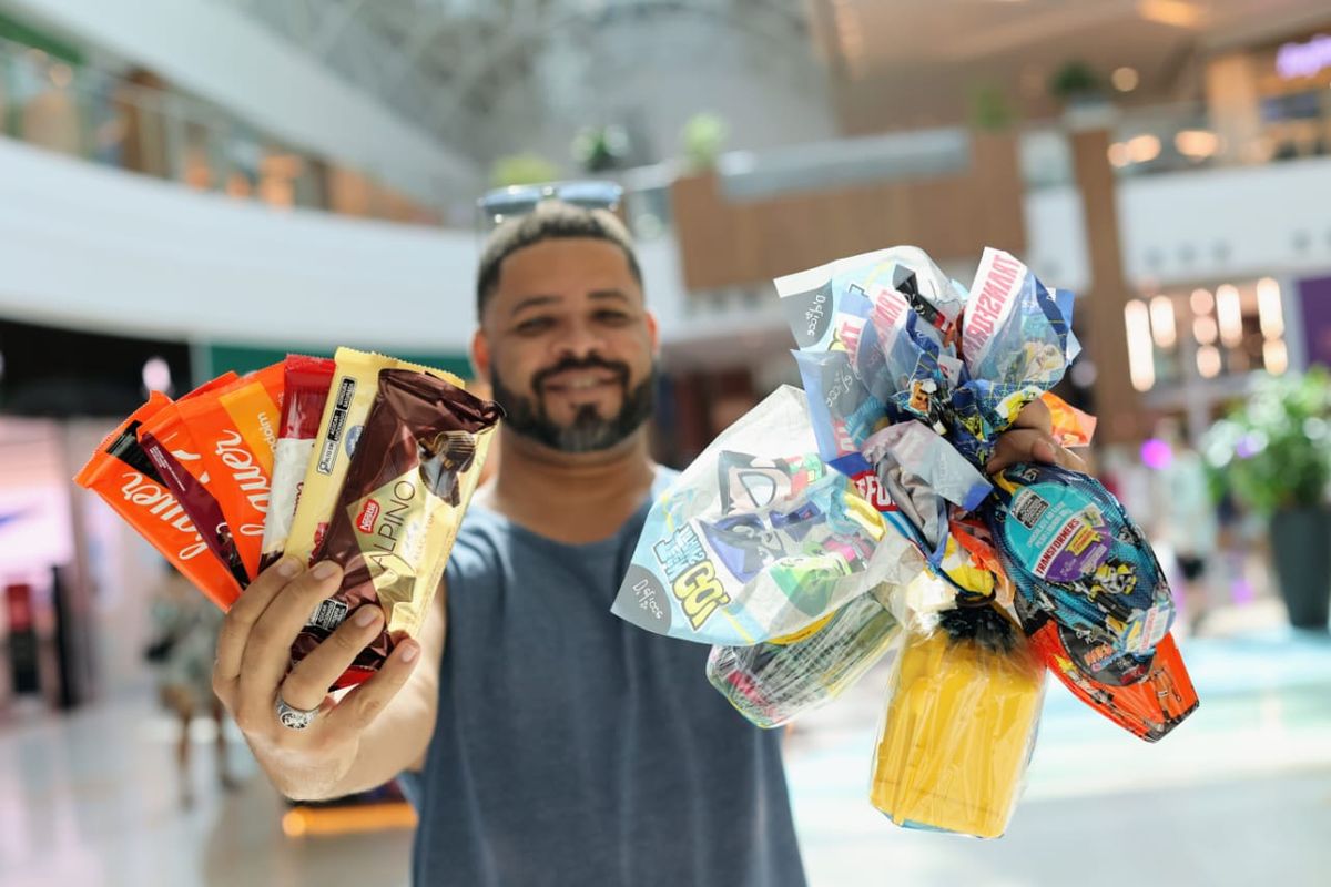 Geanderson Santos deixou para comprar o chocolate hoje na esperança de encontrar promoções