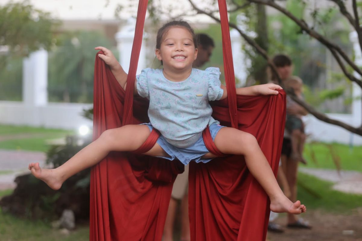 Hinata Rodeiro, 5, fazendo a borboleta no tecido acrobático