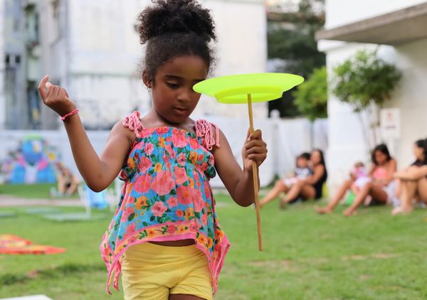 Mitra Malek, 5, participando do circuito