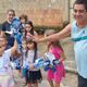 Imagem - Zeca Pagodinho distribui ovos de Páscoa para crianças em ação