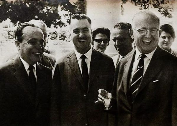 Deputado federal Antônio Carlos Magalhães entre o ex governador Antônio Balbino (1955-1959) e o governador da Bahia, Juracy Magalhães