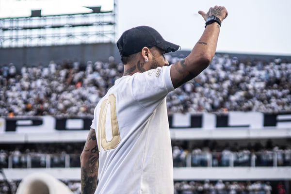 Neymar, na Vila Belmiro, com relógio mais caro que a premiação do Campeonato Paulista