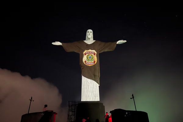 O Cristo Redentor 'vestiu' o emblema da Polícia Federal em comemoração aos 80 anos da corporação
