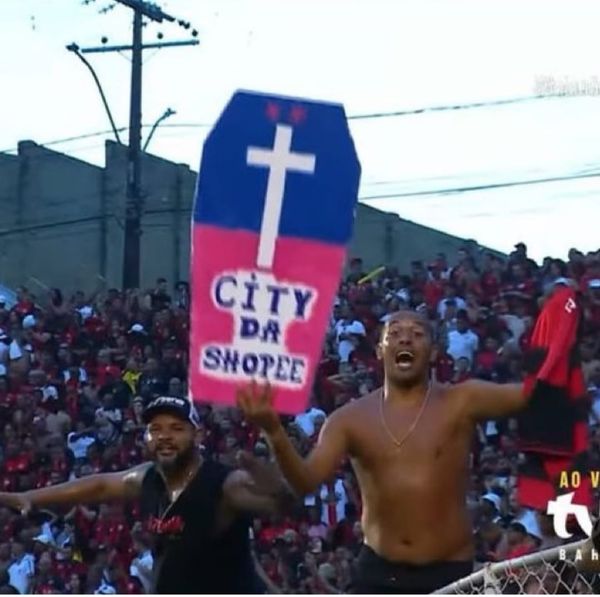 Torcedor do Vitória exibe cartaz com ironia ao Grupo City