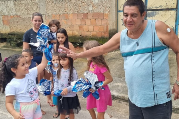 Zeca Pagodinho realiza distribuição de ovos de Páscoa para crianças em Duque de Caxias