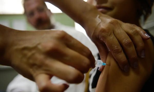 Alunas do Centro de Ensino Fundamental 25, em Ceilândia, são vacinadas contra o HPV
