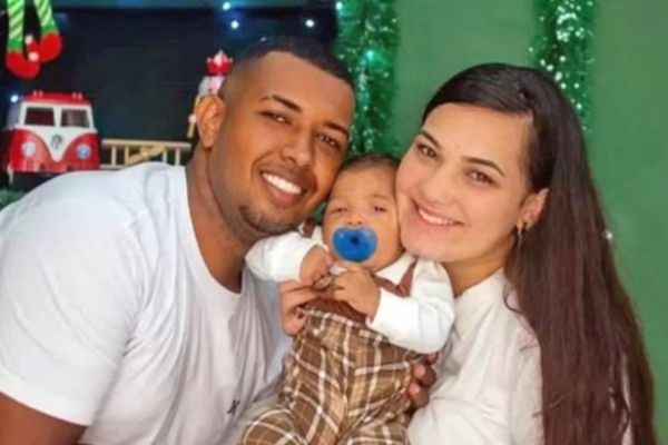 Filipe Rodrigues, de 24 anos, e Rayssa Santos, 23, e o filho