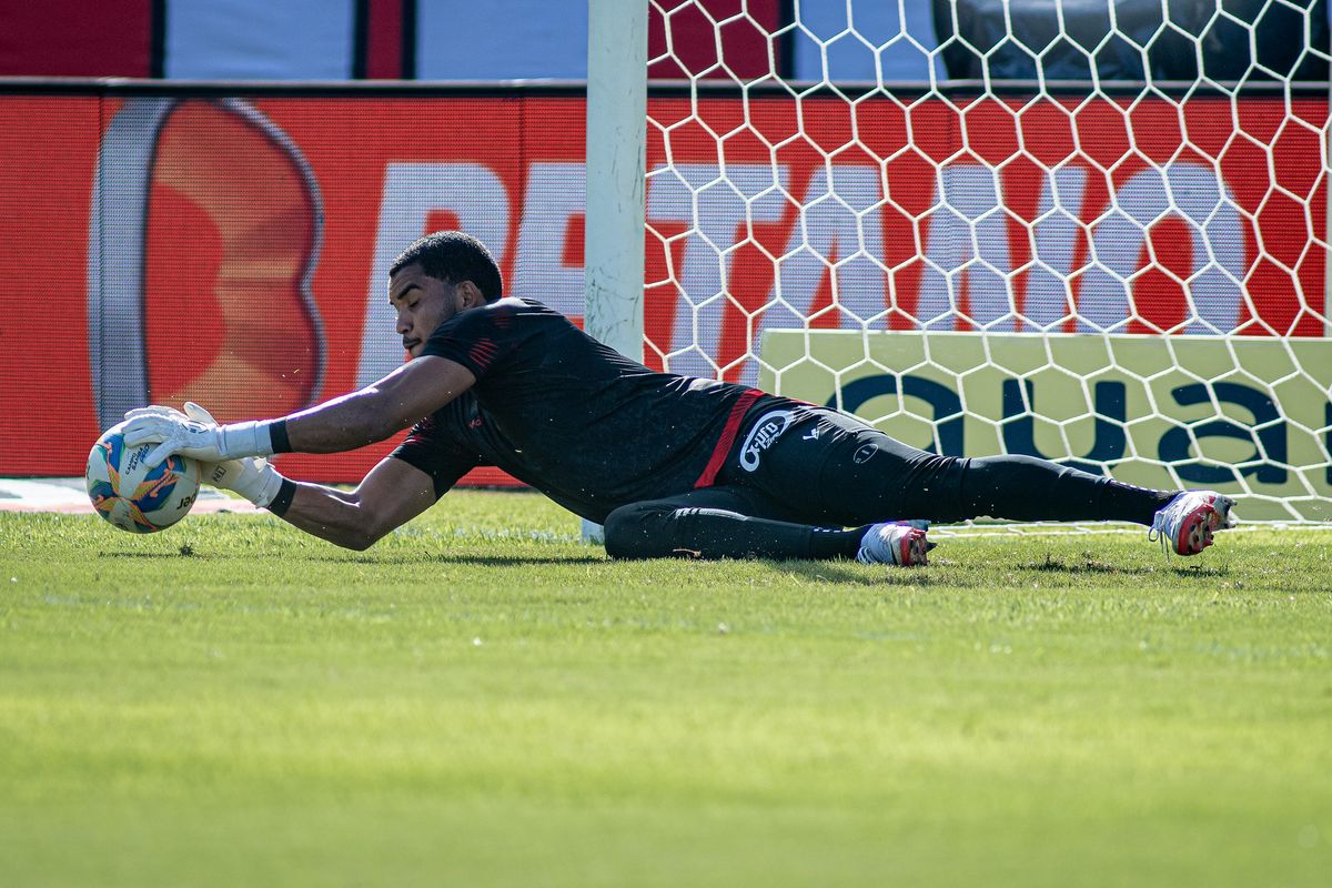 Goleiro Lucas Arcanjo pode garantir título baiano de 2024 ao Vitória