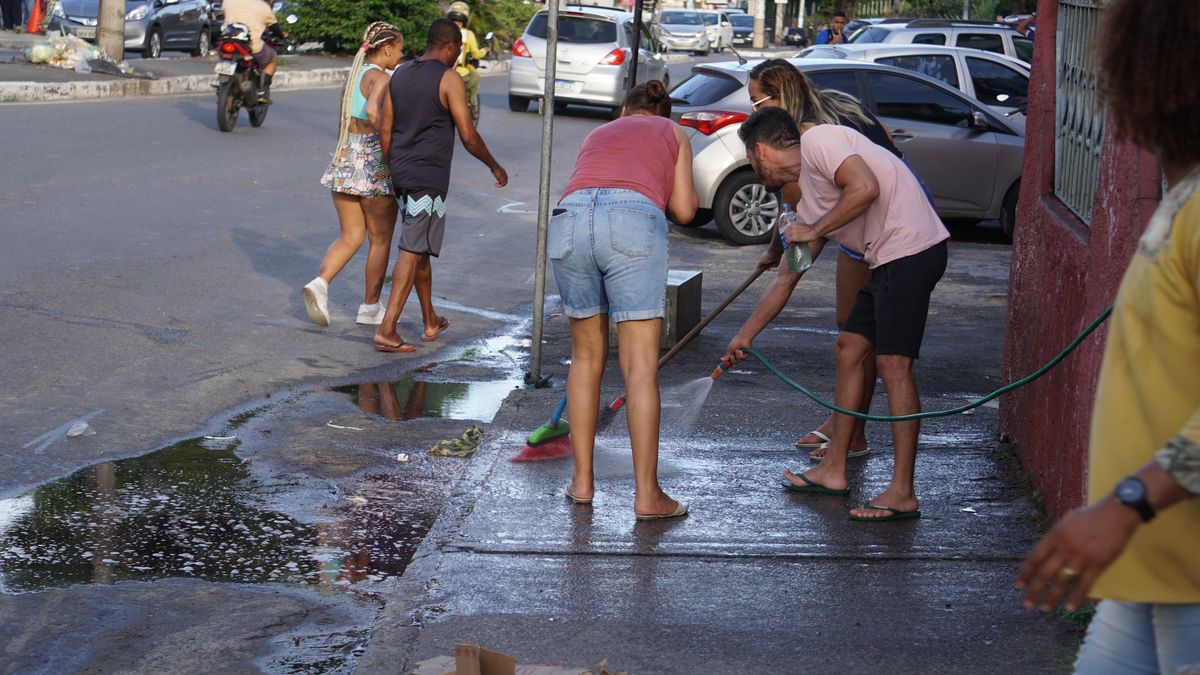 Moradores limparam o local