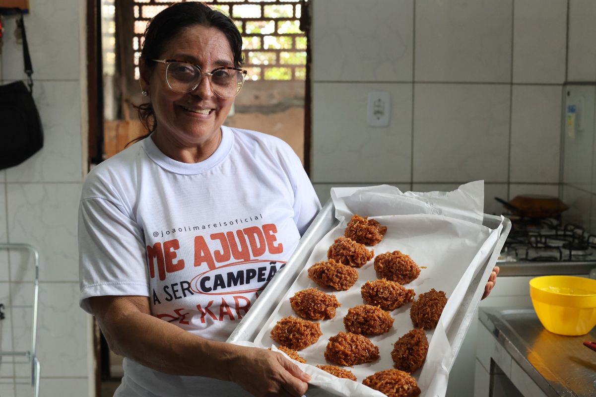 Avó de João produz cocadas todos os dias ao acordar